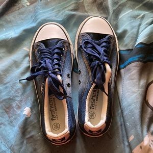 Shoes size 40/250 dark blue with a star on the side brand new never been worn!